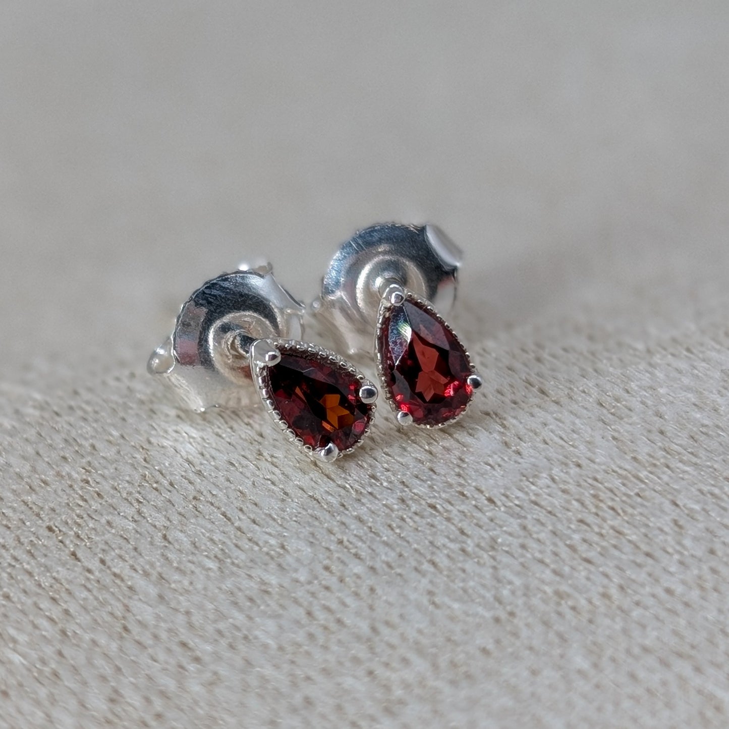 Teardrop Granat Ohrstecker