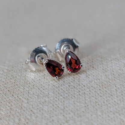 Teardrop Granat Ohrstecker