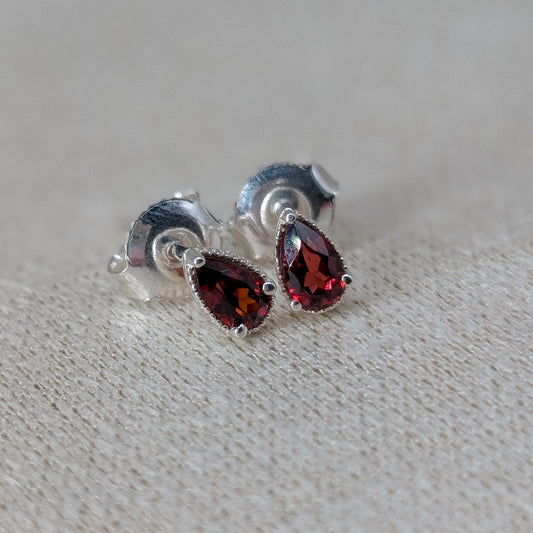 Teardrop Granat Ohrstecker