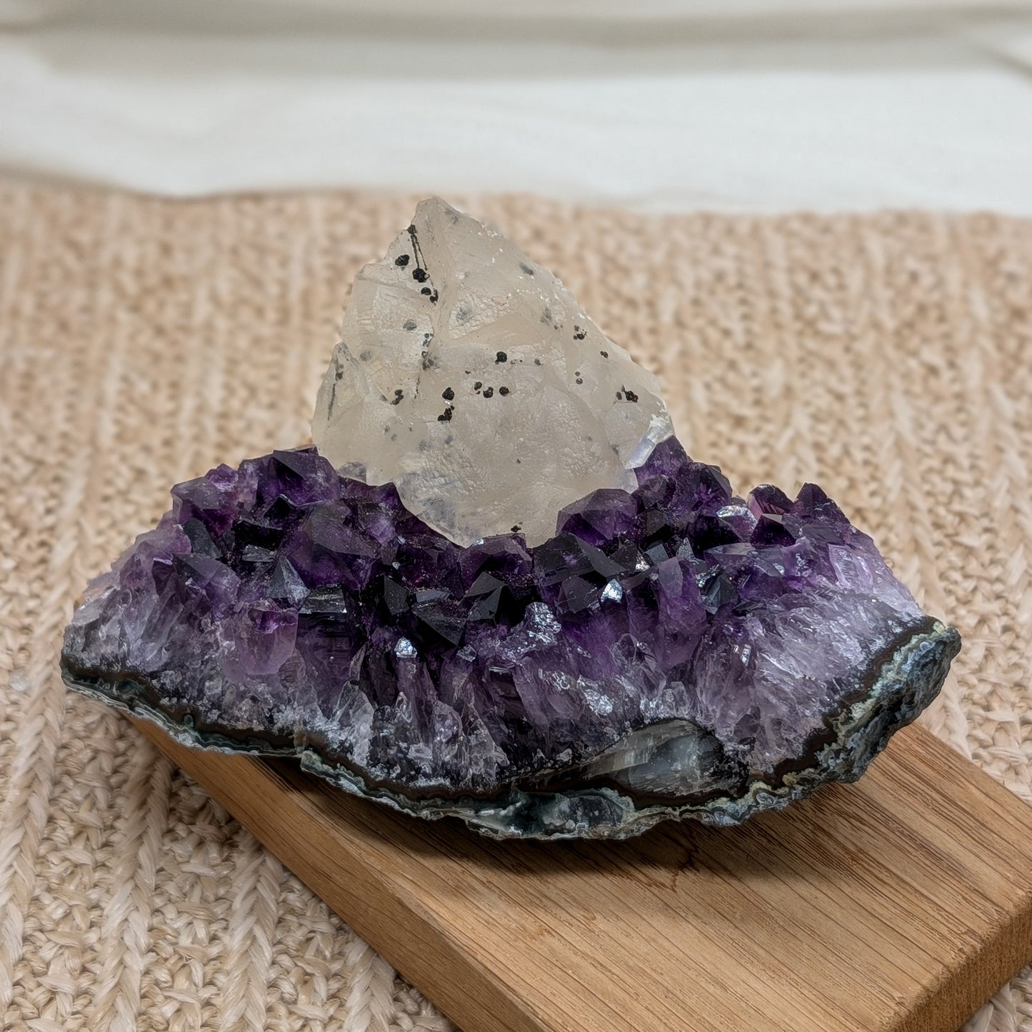 Dunkles Amethyst Cluster mit Calcit [P]