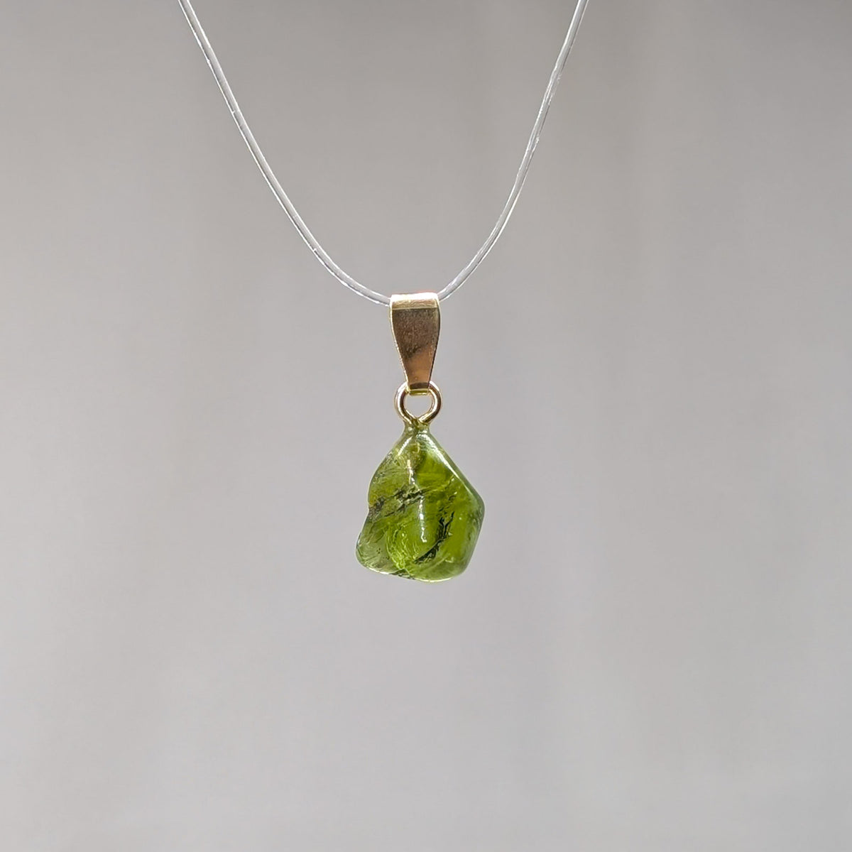 Peridot Rohstein Kettenanhänger, vergoldet [P]