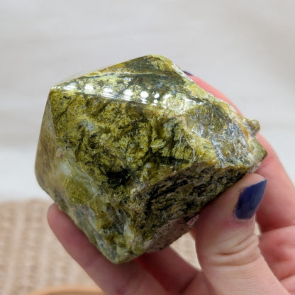 Grüner Opal Spitze / Anschliff [R]