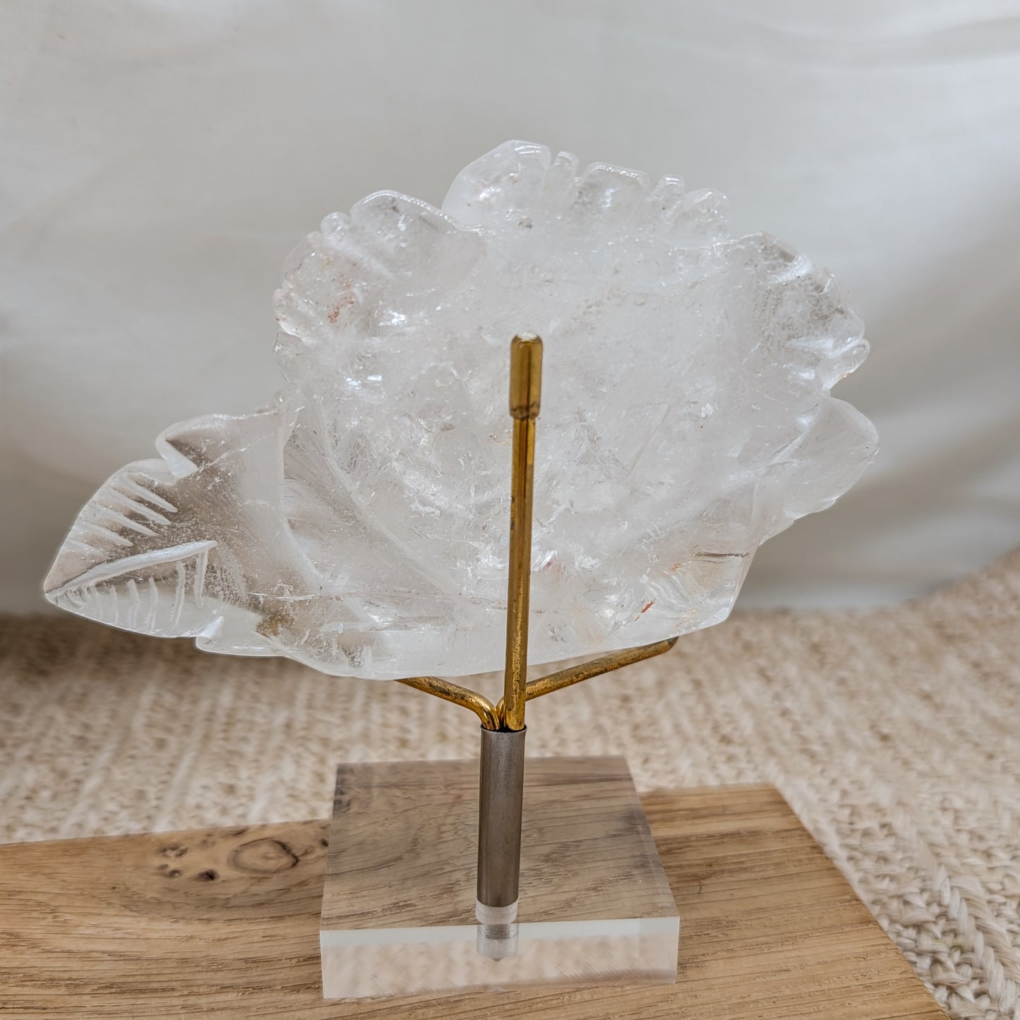 Bergkristall Rose mit Blatt auf Ständer [RB]