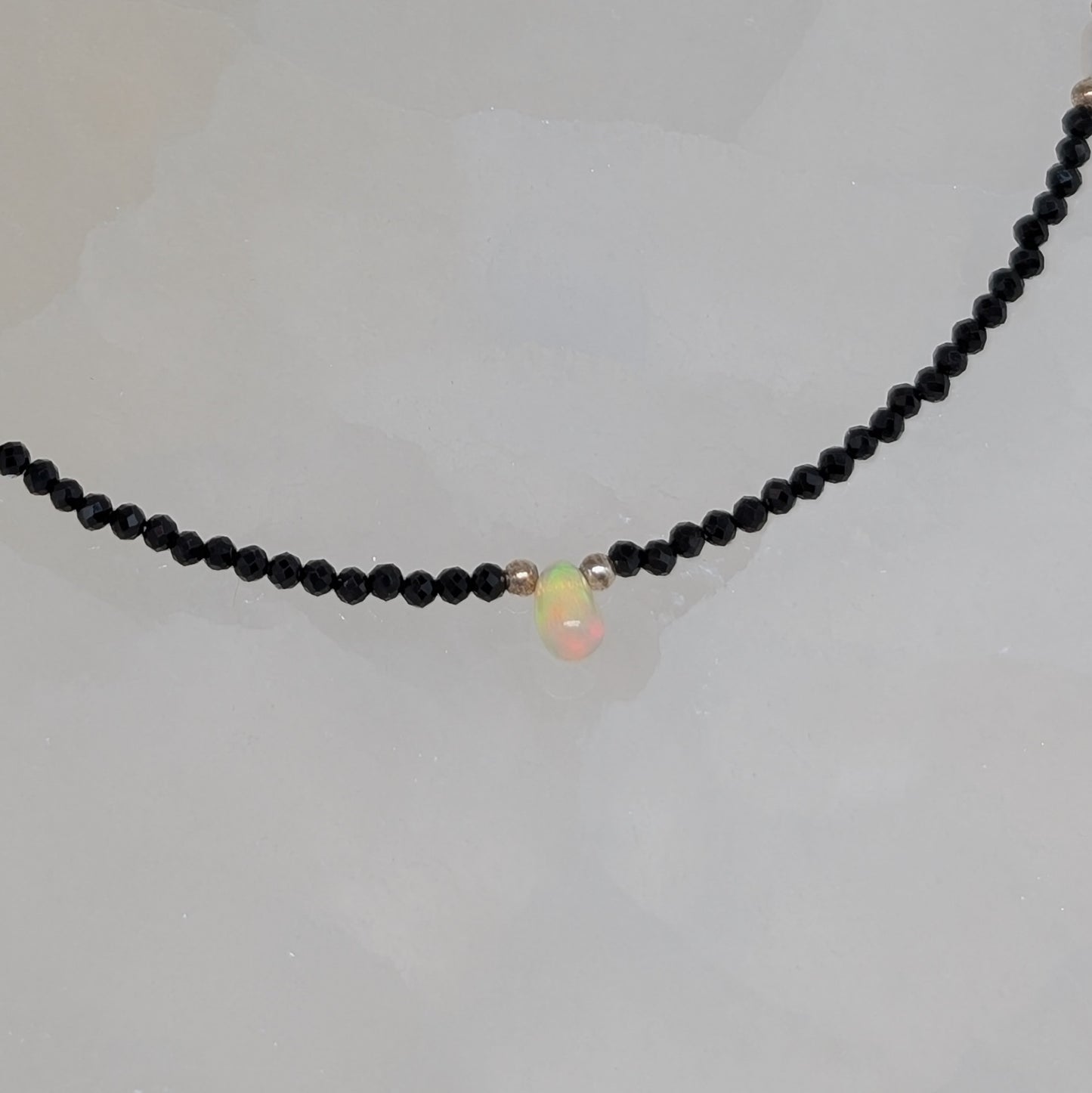 Spinell und Opal Halskette facettiert 2 mm