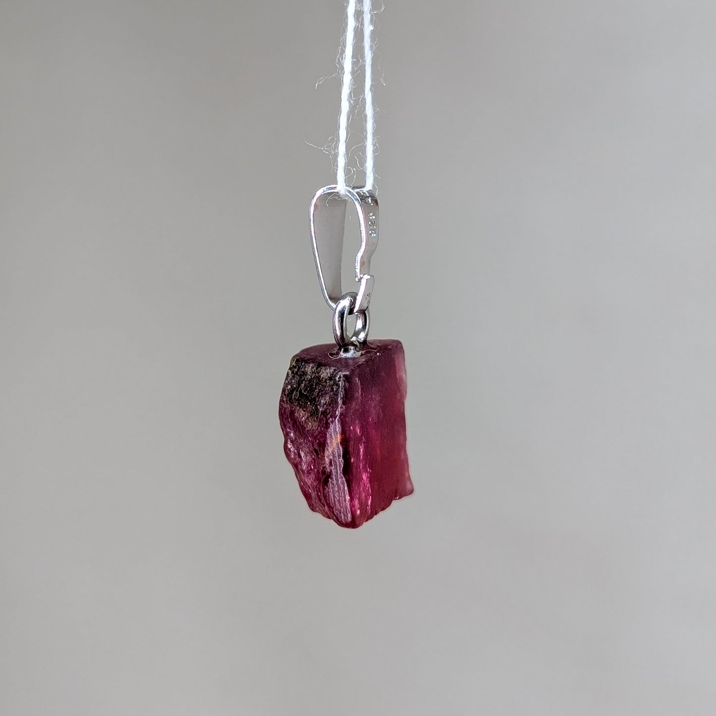 rosa Turmalin Rohstein Kettenanhänger, silber [C]