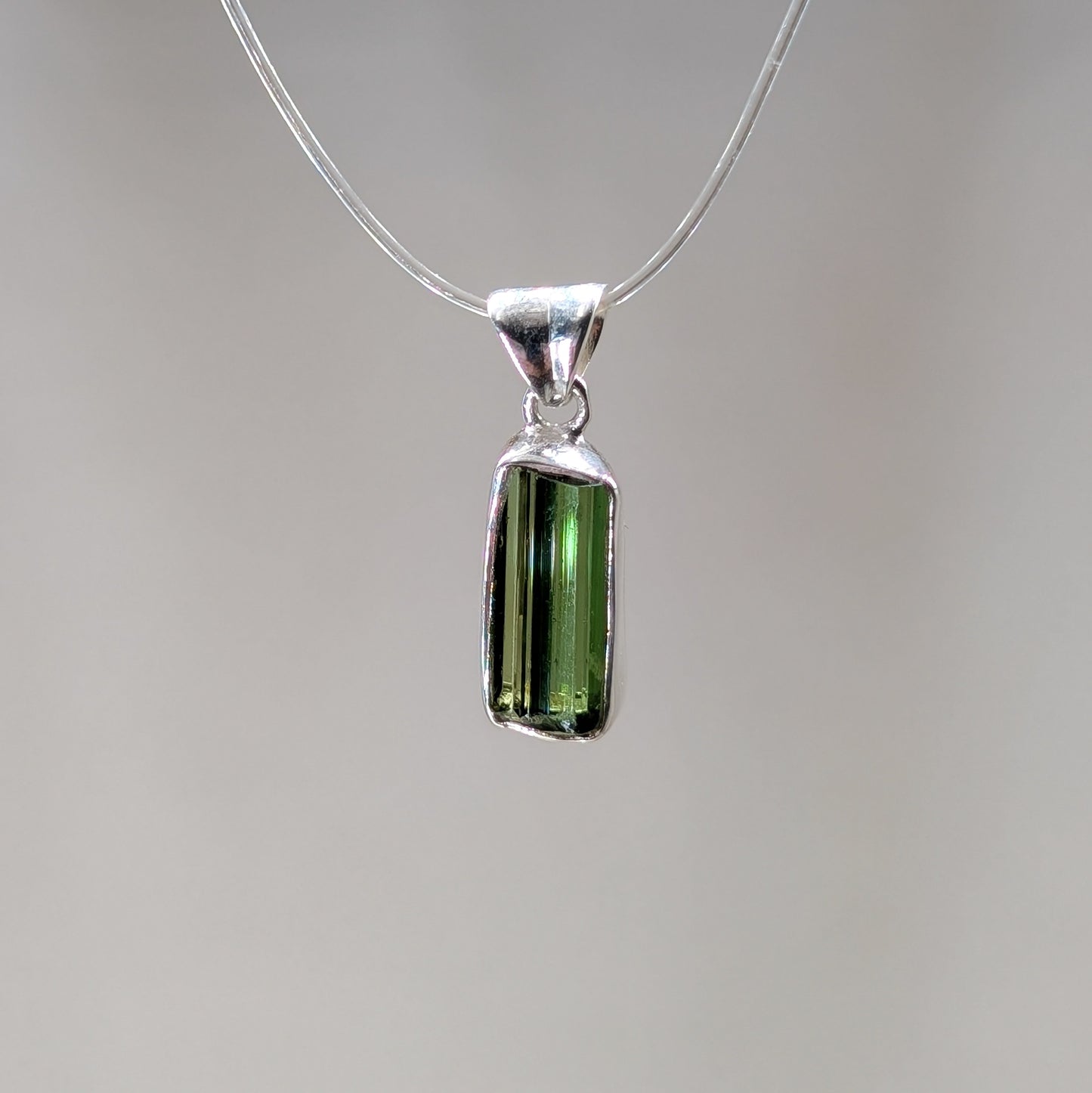 Grüner Turmalin Kettenanhänger, 925er Silber [D]