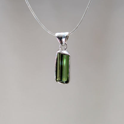 Grüner Turmalin Kettenanhänger, 925er Silber [D]