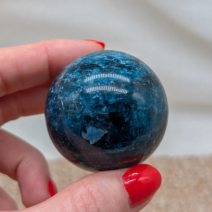 Apatit Kugel dunkles blau mit Flash [B1]