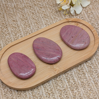 Versteinertes Holz Handstein in rosa [A-C]