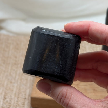 Polierter schwarzer Turmalin [SA+SB]