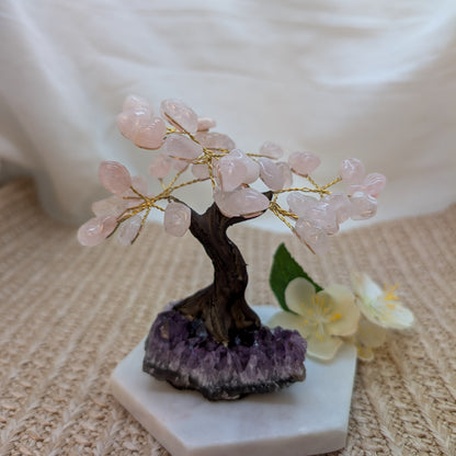 Edelsteinbaum Rosenquarz auf Amethyst