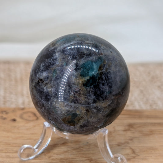 Iolith mit Apatit Kugel [IA]